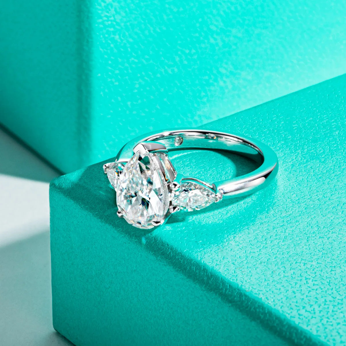 Anello Solitario Emerald Trinità