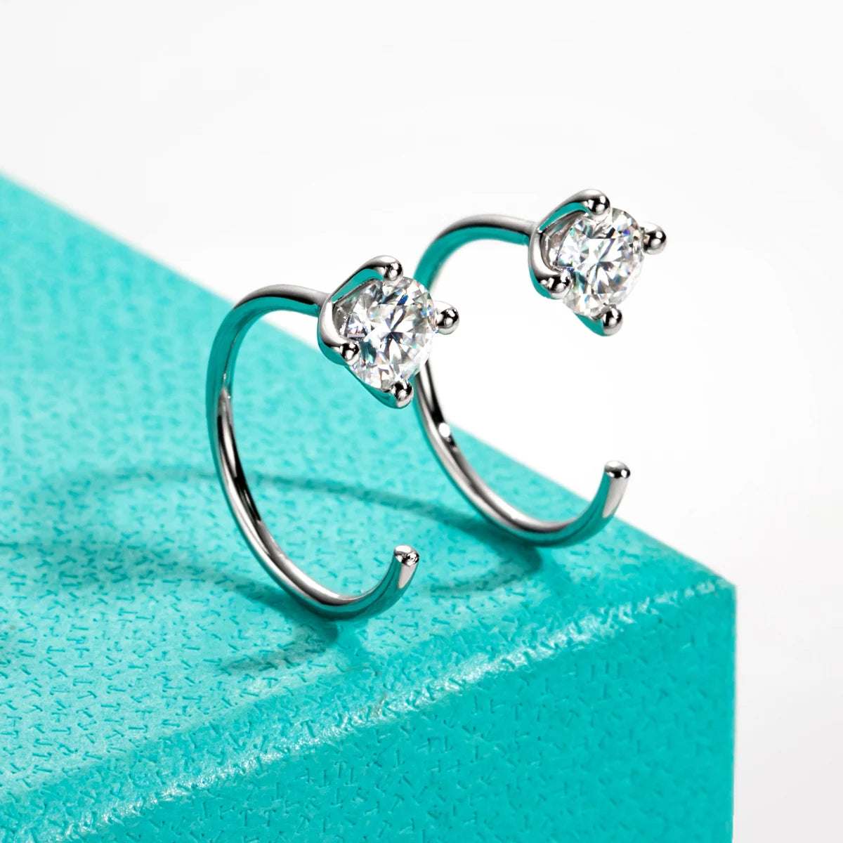 Orecchini a Cerchio 'Punto Luce' in Moissanite